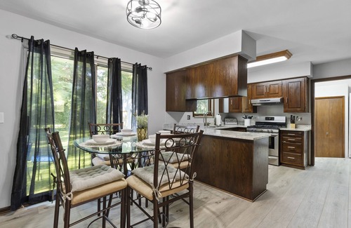 Sterling Heights Casa | Vibrant Home Near Beaumont Troy, Henry Ford Hospital & GM