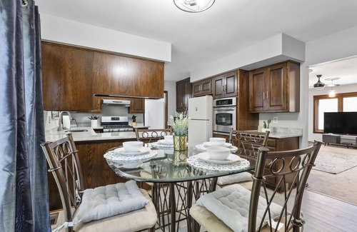 Sterling Heights Casa | Vibrant Home Near Beaumont Troy, Henry Ford Hospital & GM