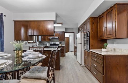 Sterling Heights Casa | Vibrant Home Near Beaumont Troy, Henry Ford Hospital & GM