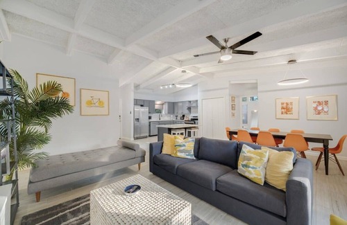 Irving Casa | Casa remodelada vibrante con gran patio trasero