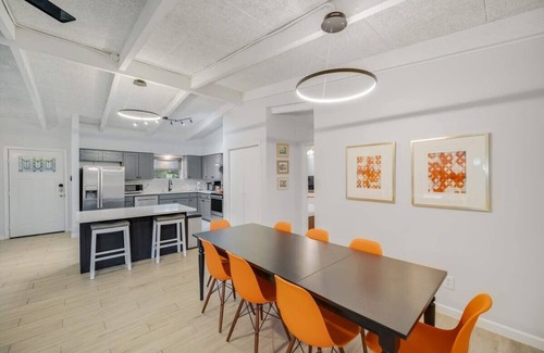 Irving Casa | Casa remodelada vibrante con gran patio trasero