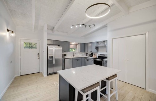 Irving Casa | Casa remodelada vibrante con gran patio trasero