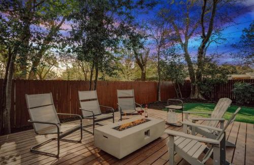Irving Casa | Vibrant House w Great Backyard Pool and Jacuzzi