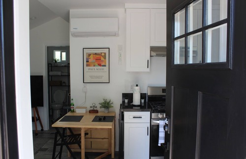 Reseda Casa | Vibrant Los Angeles Casita