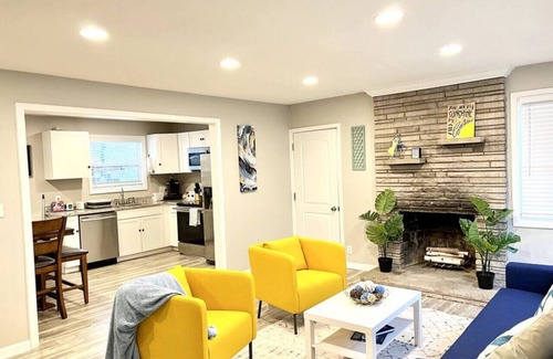 Greensboro Casa | Vibrant Modern Home in the Heart of Greensboro