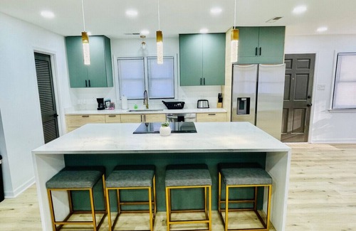 Greensboro Casa | Vibrant Modern Home at Prime Location 4 bed 3 bath
