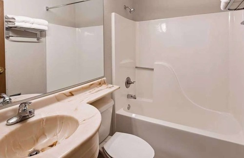 Morgantown Hotel | Vibrant Morgantown Living - A Modern Stay for You | 4 Rooms w/ Free Parking