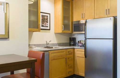 Music Row Condominio | Vibrant Nashville Getaway: Your Home in Music City