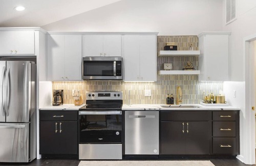 Greenwood Apartamento | Vibrant Neon Condo Near Restaurants, Coffee & Bars