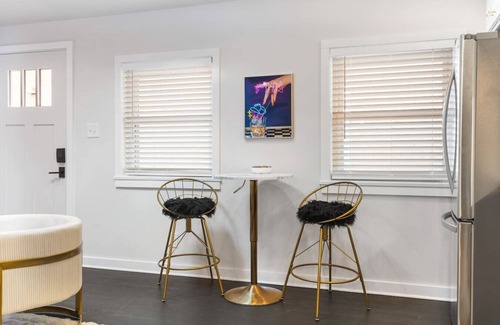 Greenwood Apartamento | Vibrant Neon Condo Near Restaurants, Coffee & Bars