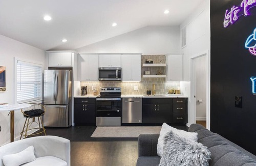 Greenwood Apartamento | Vibrant Neon Condo Near Restaurants, Coffee & Bars