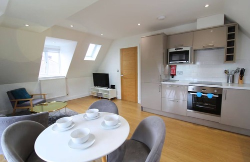 West Finchley Apartamento | Vibrant one-bedroom Apartment w/Kitchen just 13 minutes from Hampstead Heath