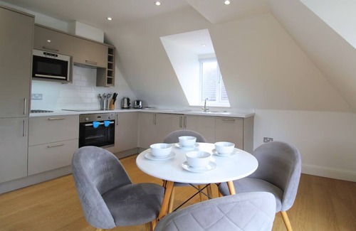 West Finchley Apartamento | Vibrant one-bedroom Apartment w/Kitchen just 13 minutes from Hampstead Heath