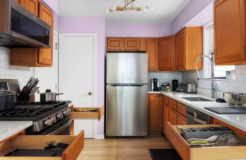 Northwest Hills Village Casa | Vibrant peaceful townhome-Fast wifi, walk to HEB, Starbucks, & restaurants