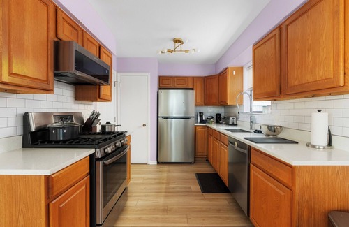Northwest Hills Village Casa | Vibrant peaceful townhome-Fast wifi, walk to HEB, Starbucks, & restaurants