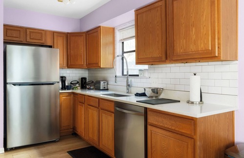 Northwest Hills Village Casa | Vibrant peaceful townhome-Fast wifi, walk to HEB, Starbucks, & restaurants