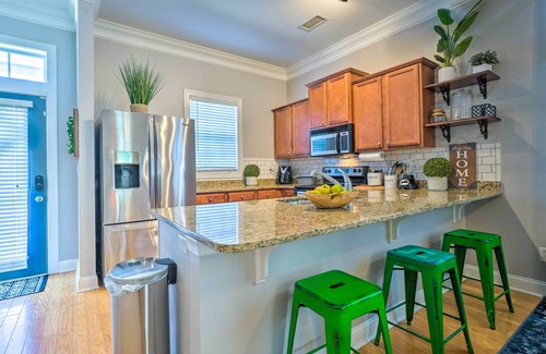 Castle Hayne Casa | Vibrant Pet-Friendly Townhome w/ Smart TVs!