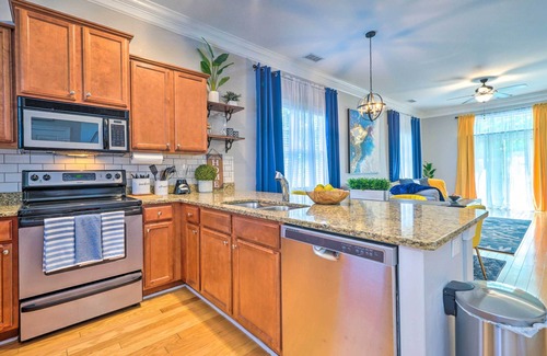 Castle Hayne Casa | Vibrant Pet-Friendly Townhome w/ Smart TVs!