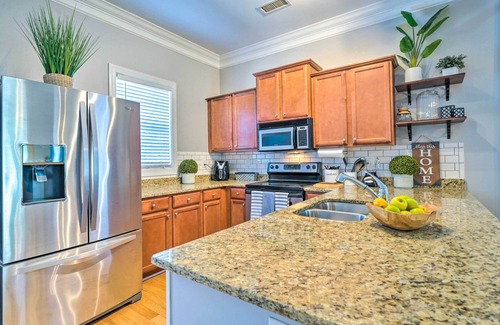 Castle Hayne Casa | Vibrant Pet-Friendly Townhome w/ Smart TVs!