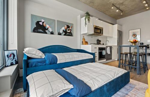 Connaught Apartamento | Vibrant PopArt downtown suite, comfy and stylish!