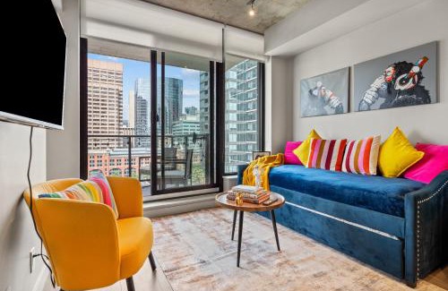 Connaught Apartamento | Vibrant PopArt downtown suite, comfy and stylish!