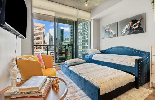 Connaught Apartamento | Vibrant PopArt downtown suite, comfy and stylish!
