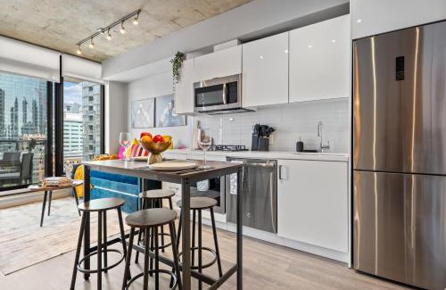 Connaught Apartamento | Vibrant PopArt downtown suite, comfy and stylish!