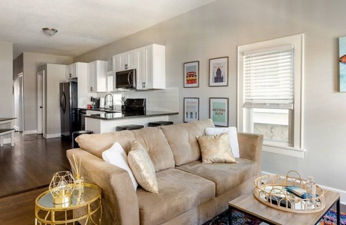 Riverview Casa | Vibrant Strawberry Hill * Walk to BBQ * Long Stays