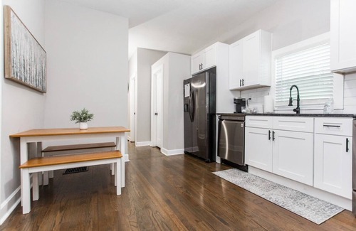 Riverview Casa | Vibrant Strawberry Hill * Walk to BBQ * Long Stays