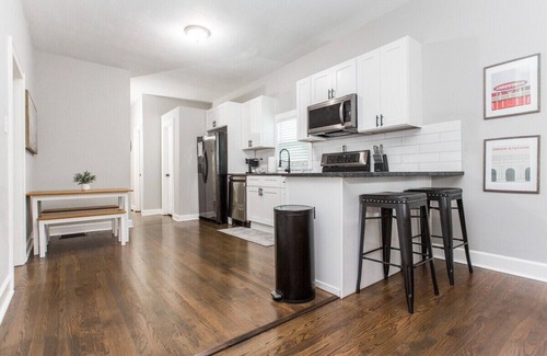 Riverview Casa | Vibrant Strawberry Hill * Walk to BBQ * Long Stays