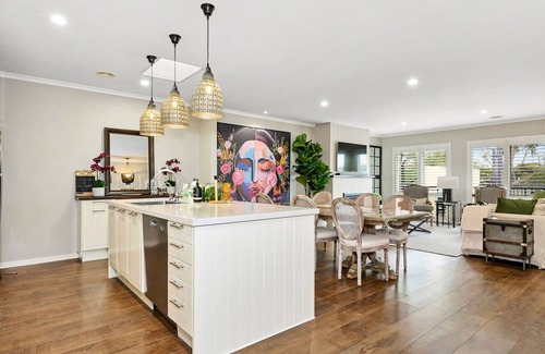 Sanctuary Lakes Apartamento | Vibrant Townhouse Retreat Balcony Bliss Awaits