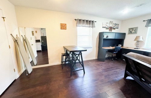 Keller Apartamento | Vibrant Work Stay Studio Cowboy Pool, Pet ok near Tx Motor Speedway