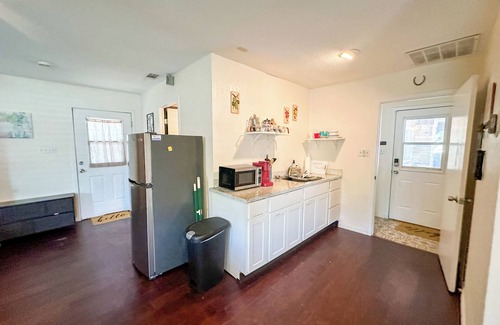 Keller Apartamento | Vibrant Work Stay Studio Cowboy Pool, Pet ok near Tx Motor Speedway