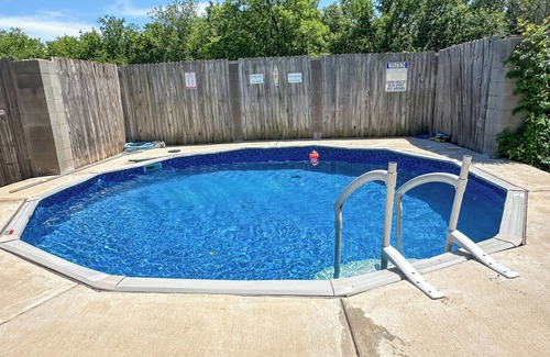 Keller Apartamento | Vibrant Work Stay Studio Cowboy Pool, Pet ok near Tx Motor Speedway
