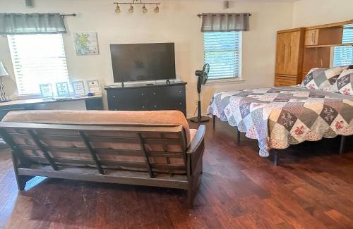 Keller Casa | Vibrant Work Stay Studio Cowboy Pool, Pet ok near Tx Motor Speedway by Vacation Your Way