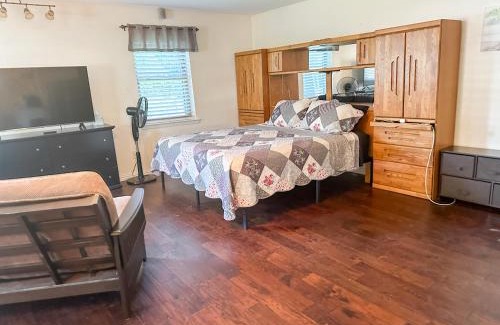 Keller Casa | Vibrant Work Stay Studio Cowboy Pool, Pet ok near Tx Motor Speedway by Vacation Your Way