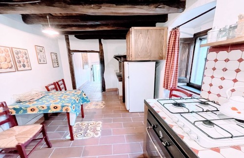 Spoleto Villa | Pintoresca casa de campo con balcón + patio / asientos 4/5 en pueblo privado