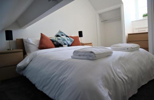 Northampton Casa | Victoria 4 bedroom Serviced House Short Lets - Near Northampton Gen Hosp & Town Centre