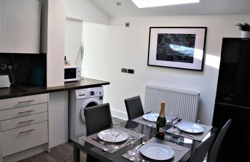 Northampton Casa | Victoria 4 bedroom Serviced House Short Lets - Near Northampton Gen Hosp & Town Centre