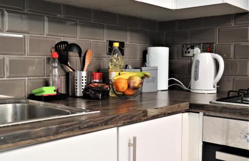 Northampton Casa | Victoria 4 bedroom Serviced House Short Lets - Near Northampton Gen Hosp & Town Centre