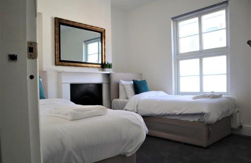 Northampton Casa | Victoria 4 bedroom Serviced House Short Lets - Near Northampton Gen Hosp & Town Centre