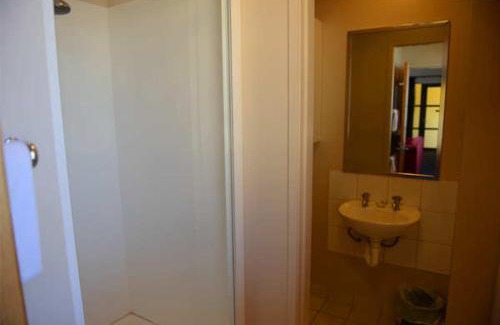 Te Aro Hotel | Victoria Court Motor Lodge - Free Parking