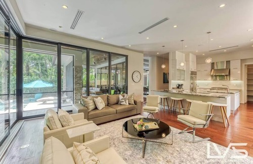 Victoria Park Casa | Victoria Villa - Walk to Las Olas - 4 Bed 4 Bath