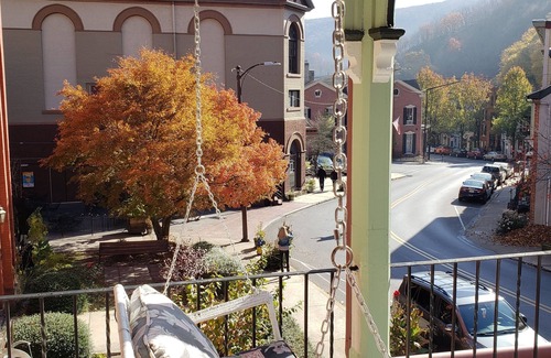Jim Thorpe Casa | Victorian Balcony Level in the heart of historic Jim Thorpe