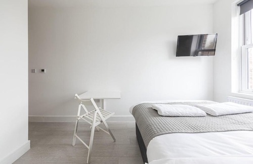 St. George's Apartamento | Victorian Building turned Charming Hotel Perfect For Short and Long Term Stay with WiFi