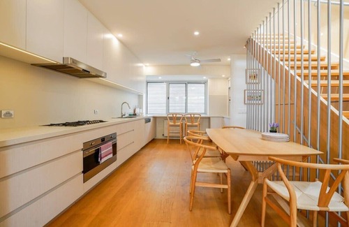 Carlton Casa | Victorian City-Fringe 3lvl Home @Carlton Lifestyle