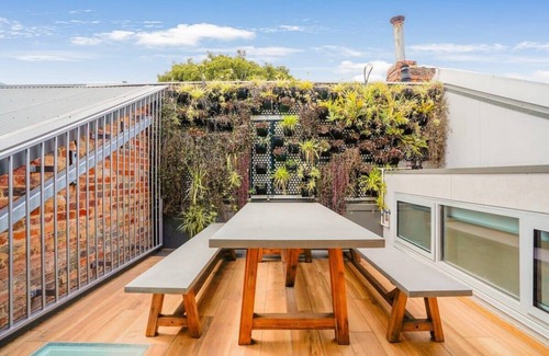 Carlton Casa | Victorian City-Fringe 3lvl Home @Carlton Lifestyle