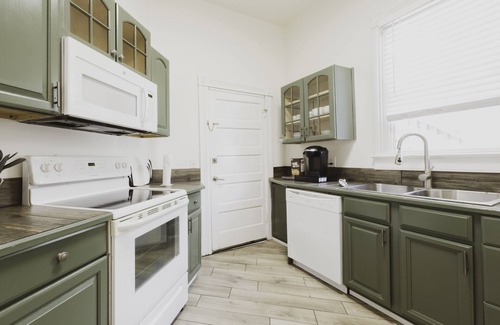 Dixon Park Casa | Victorian District Gem ★ Walk to Forsyth Park, popular local eateries, & shops!