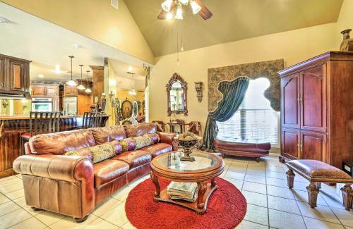 Hernando Casa | Victorian Hernando Home about 25 Miles to Memphis
