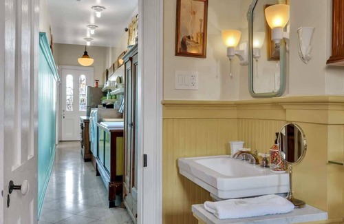 Faubourg Marigny Cama Y Desayuno | Victorian Meets Farmhouse | Direct Balcony Access